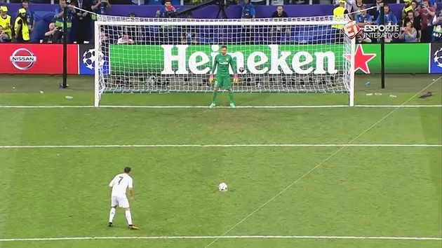 Cầu thủ thực hiện penalty trong khoảnh khắc quyết định, ảnh minh họa tầm quan trọng của phạt đền trong soi kèo.