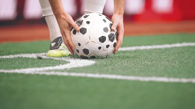 Cầu thủ thực hiện phạt góc thường đặt bóng sát hoặc trên vạch để tận dụng lợi thế và tạo góc sút tốt.