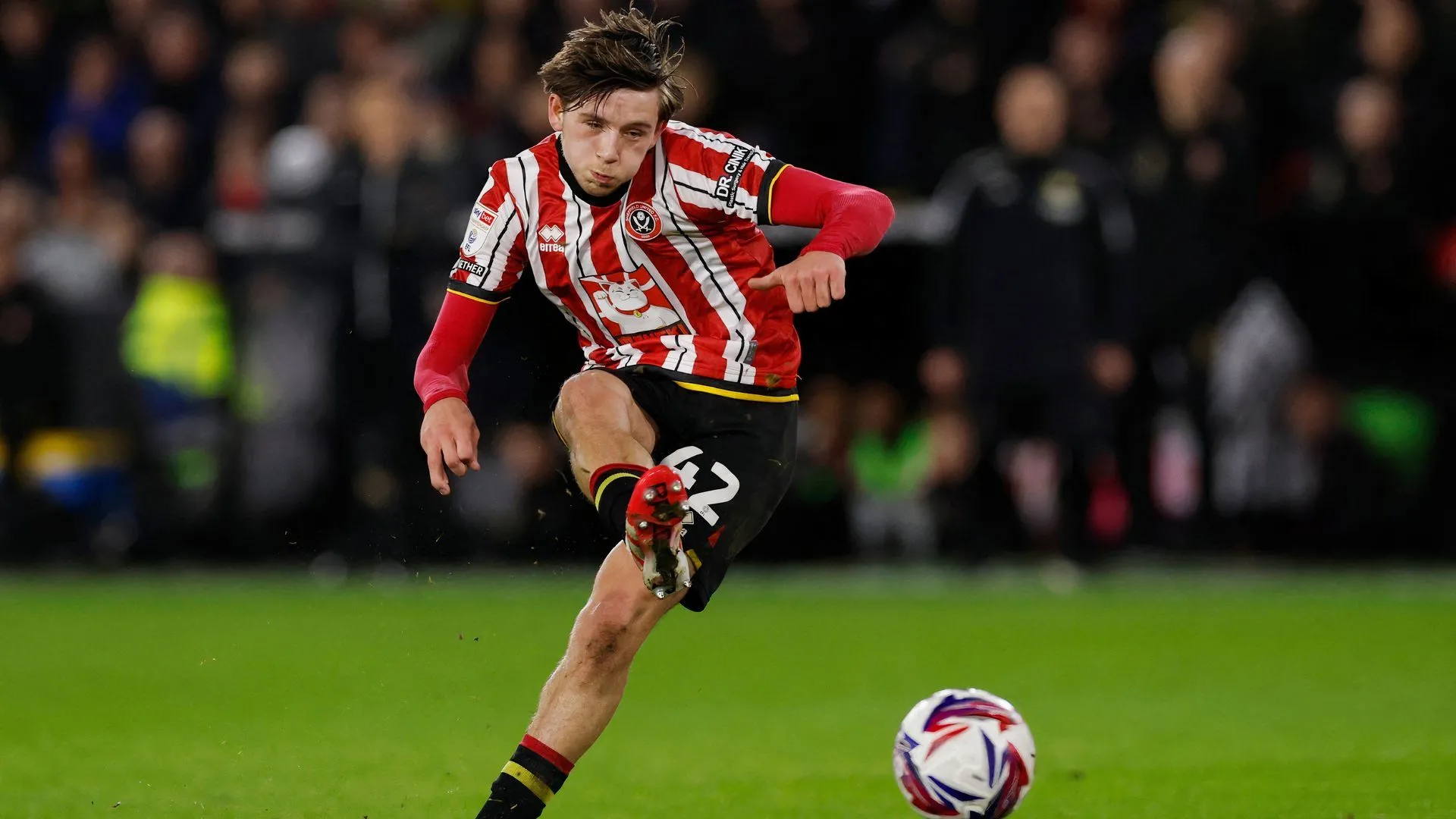 Cầu thủ trẻ Sydie Peck trong màu áo Sheffield United, khoảnh khắc tưởng chừng đã gỡ hòa cho đội nhà.