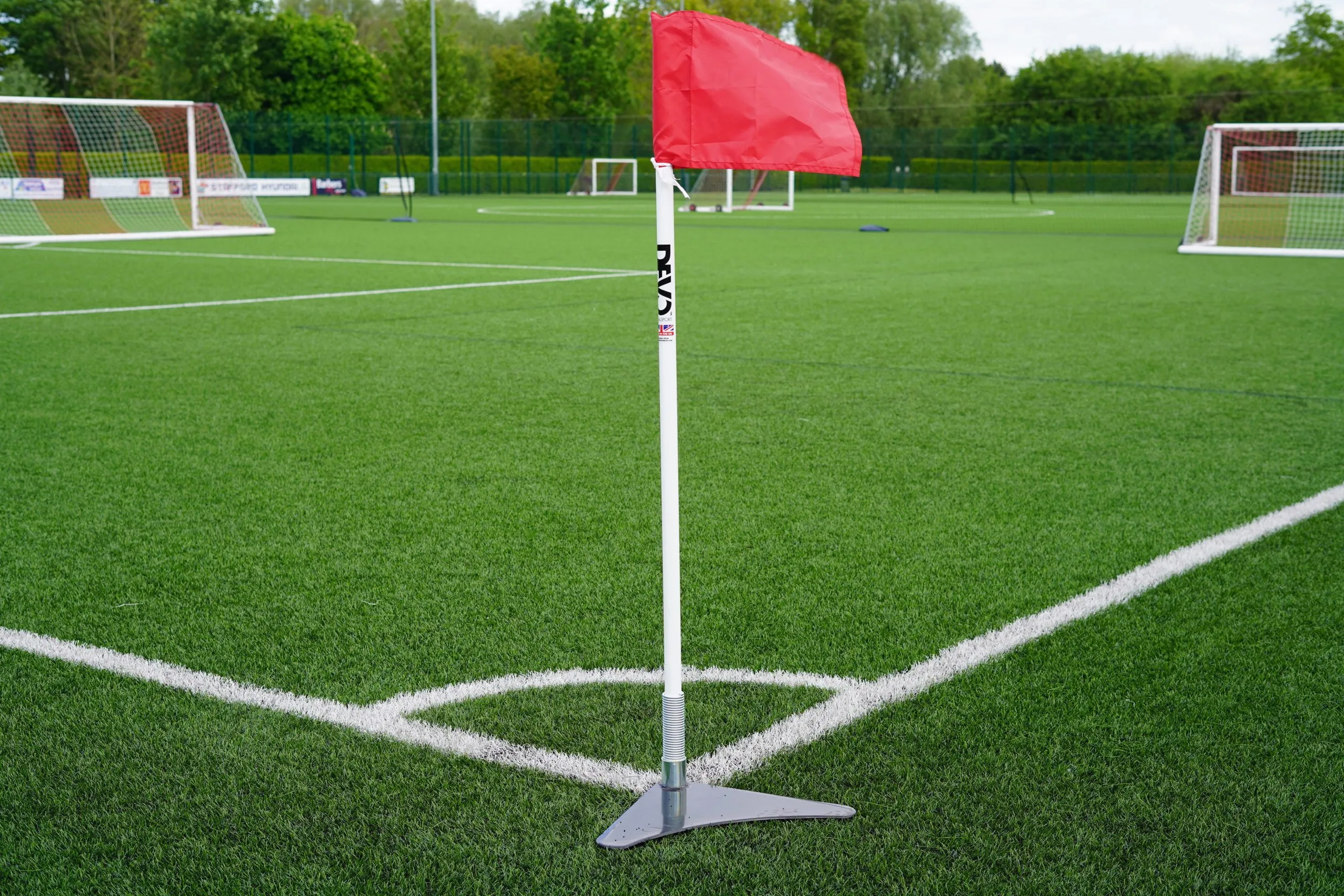 Cột cờ góc có chiều cao quy định 1.5m theo luật IFAB