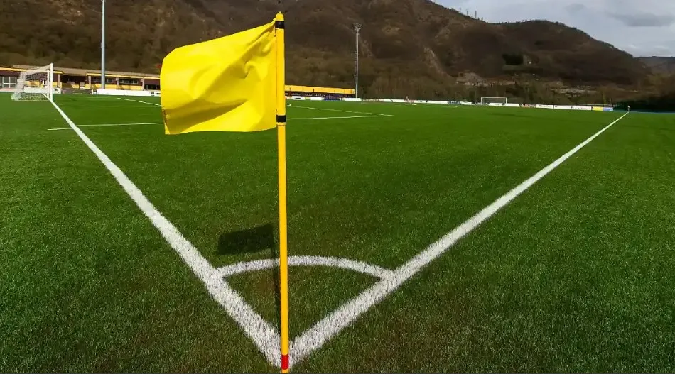 Cột cờ góc trên sân bóng: vị trí đánh dấu ranh giới và tiêu chuẩn an toàn