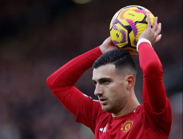 Diogo Dalot chơi cho Man Utd - hậu vệ cánh phải chịu áp lực trước trận gặp Brighton