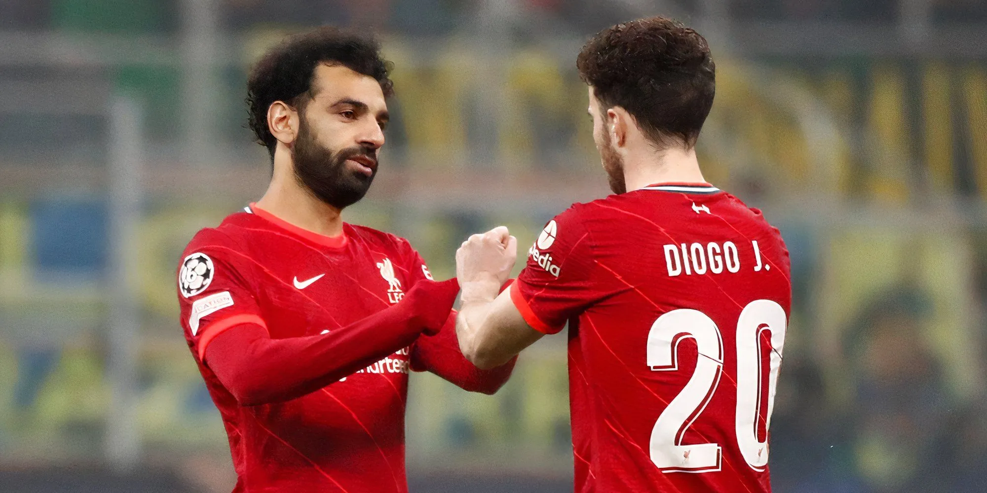 Diogo Jota và Mohamed Salah trao đổi trong một trận đấu