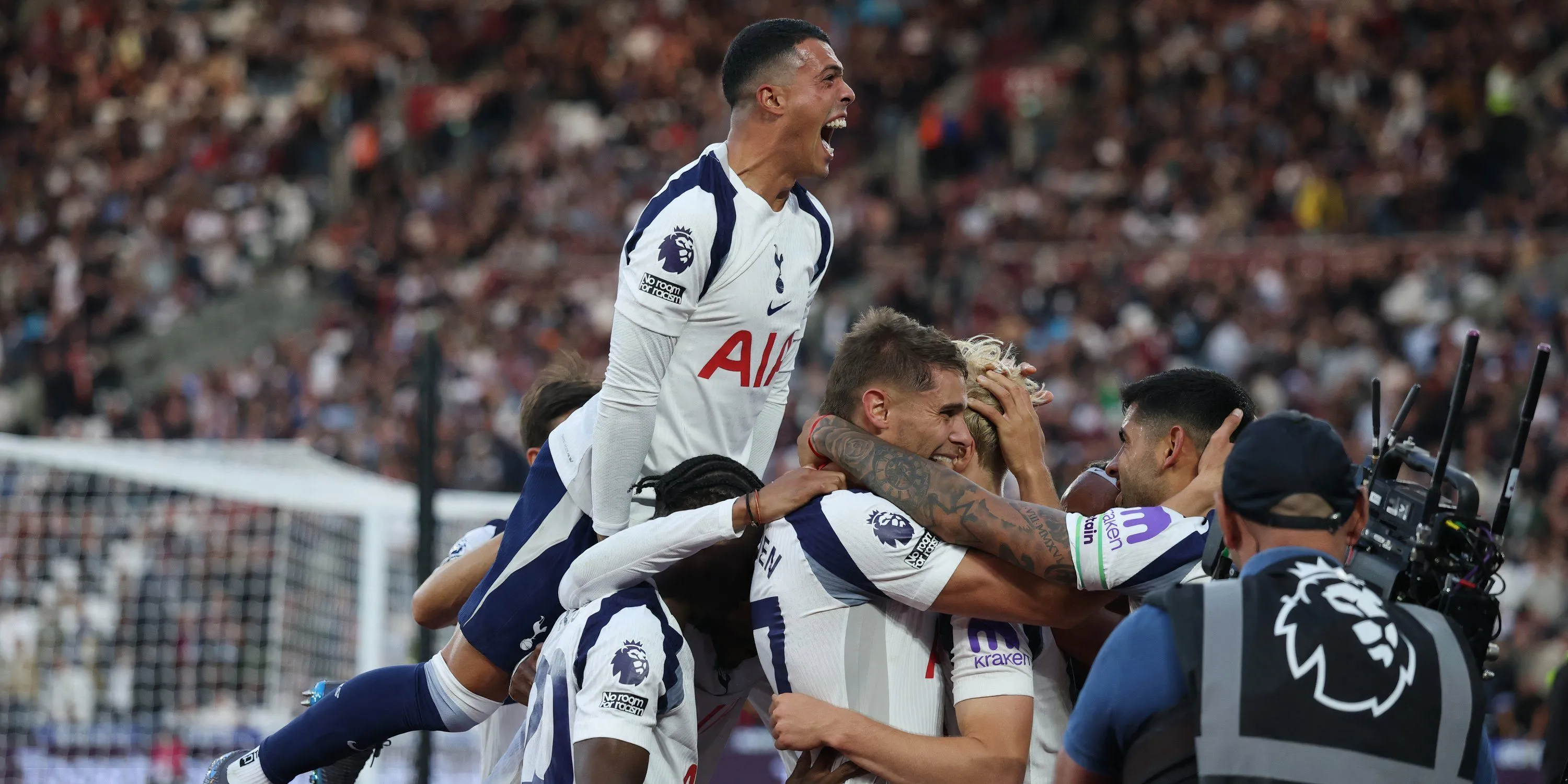 Djed Spence ăn mừng cùng đồng đội