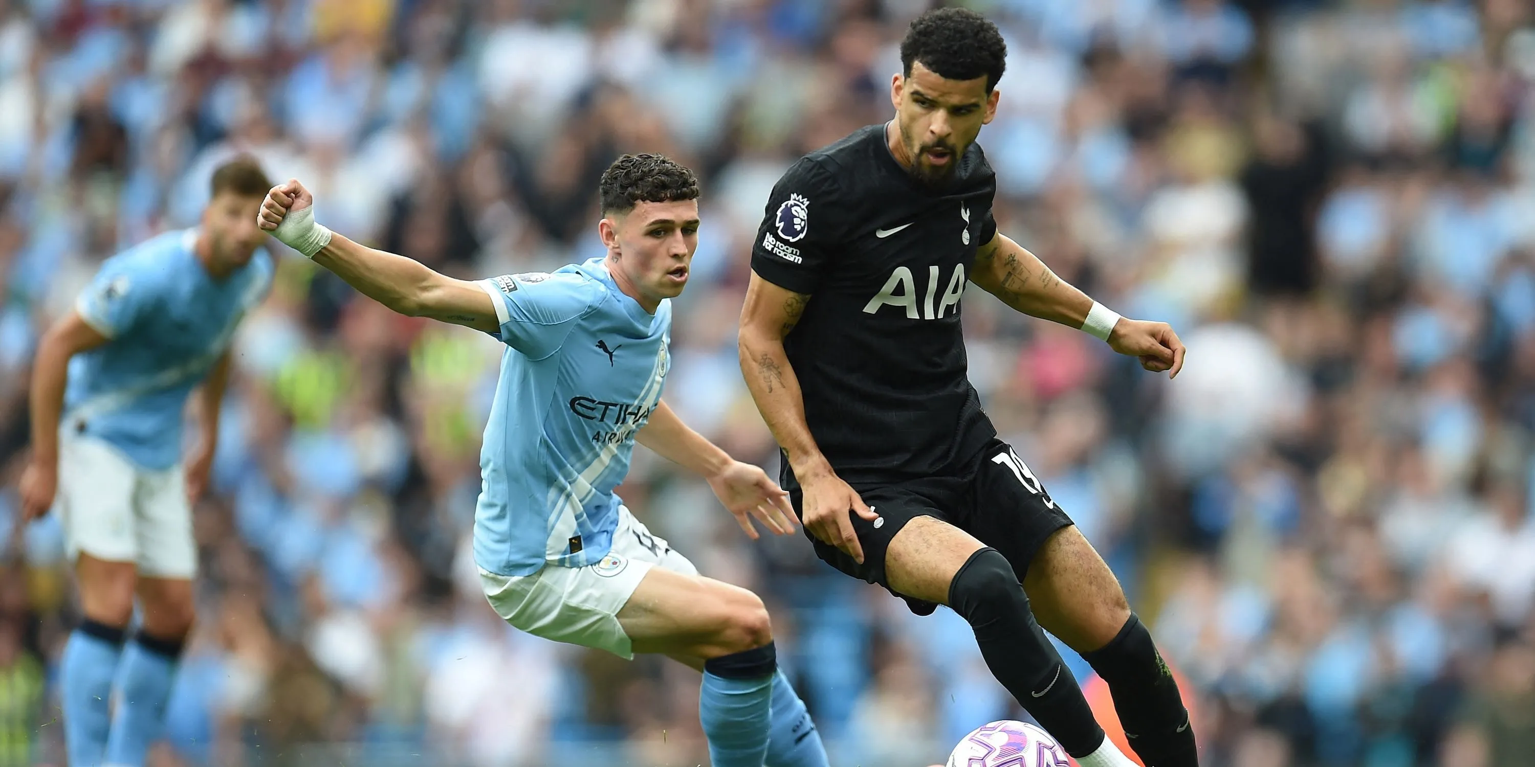 Dominic Solanke trong pha tranh chấp với Phil Foden, khoảnh khắc phản ánh áp lực cạnh tranh ở Tottenham