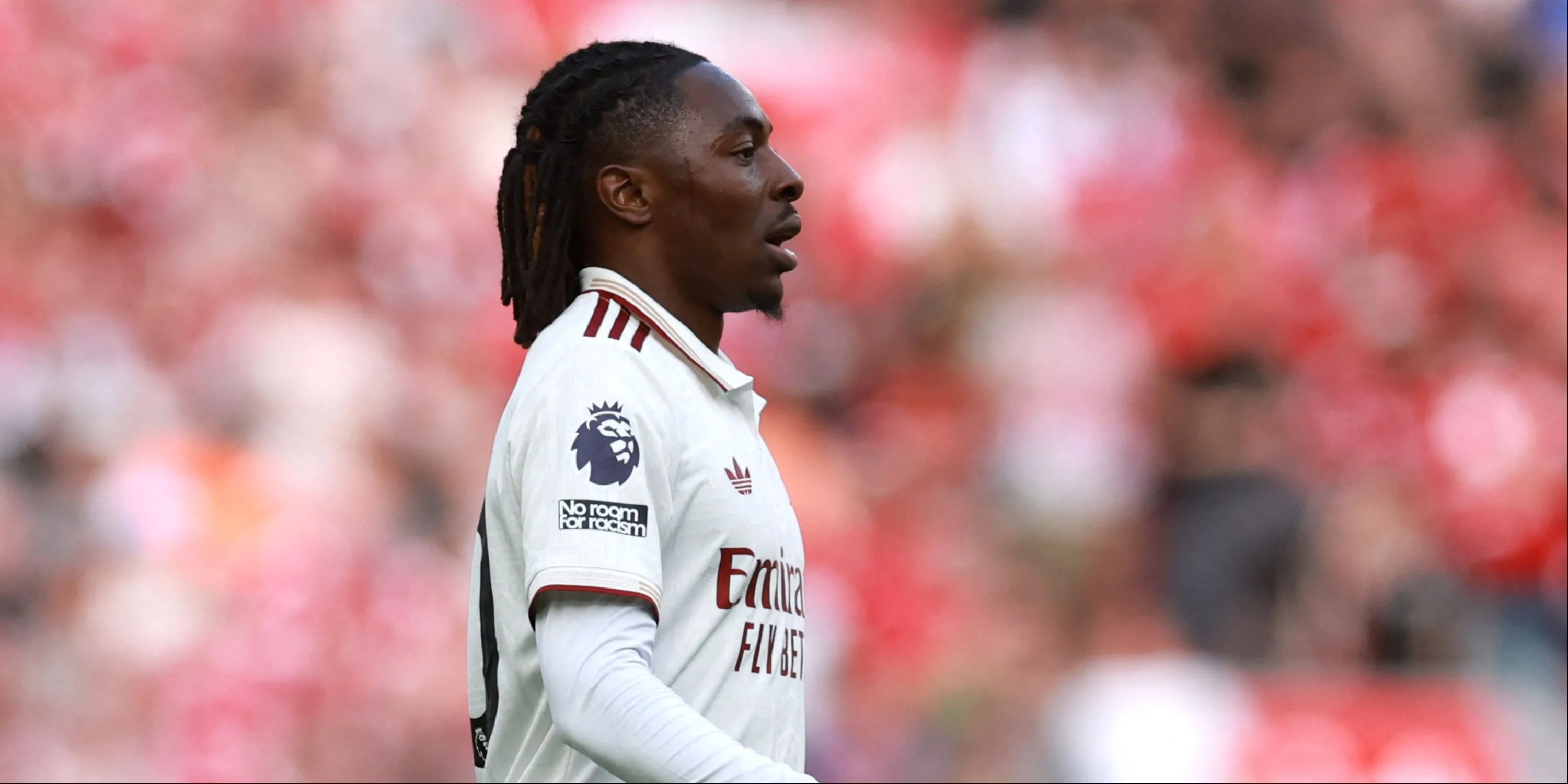 Eberechi Eze chuyền bóng cho đồng đội trước khung thành — ví dụ về khả năng kiến tạo của anh