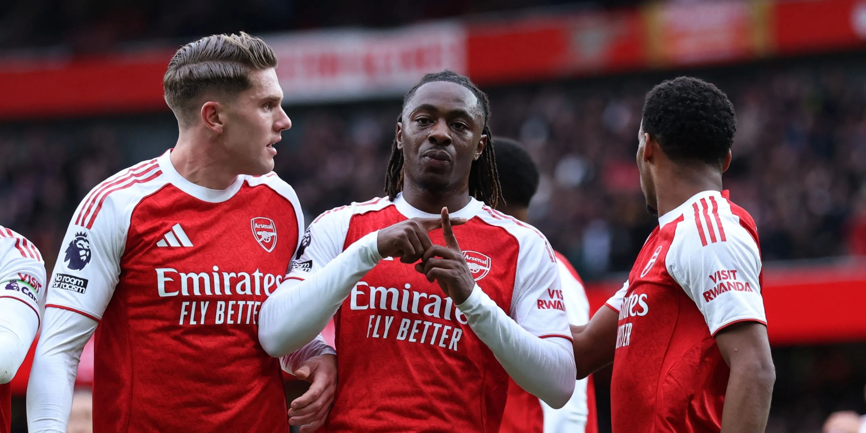 Eberechi Eze thi đấu cho Arsenal