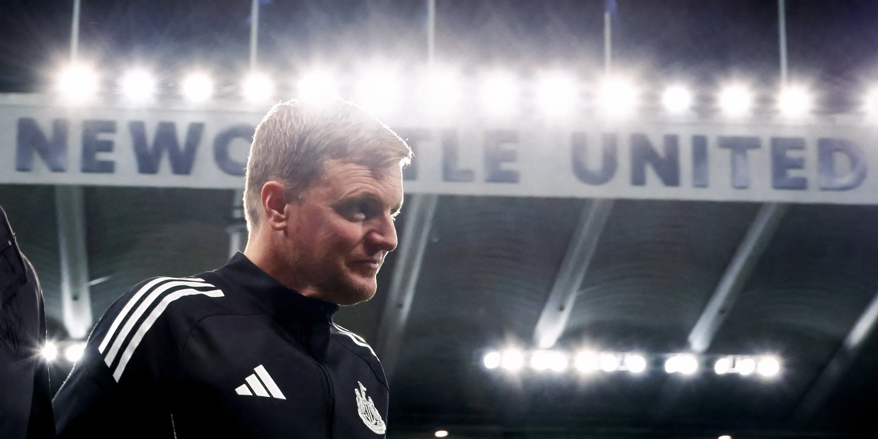 Eddie Howe cổ vũ Newcastle trên băng ghế huấn luyện tại St James' Park