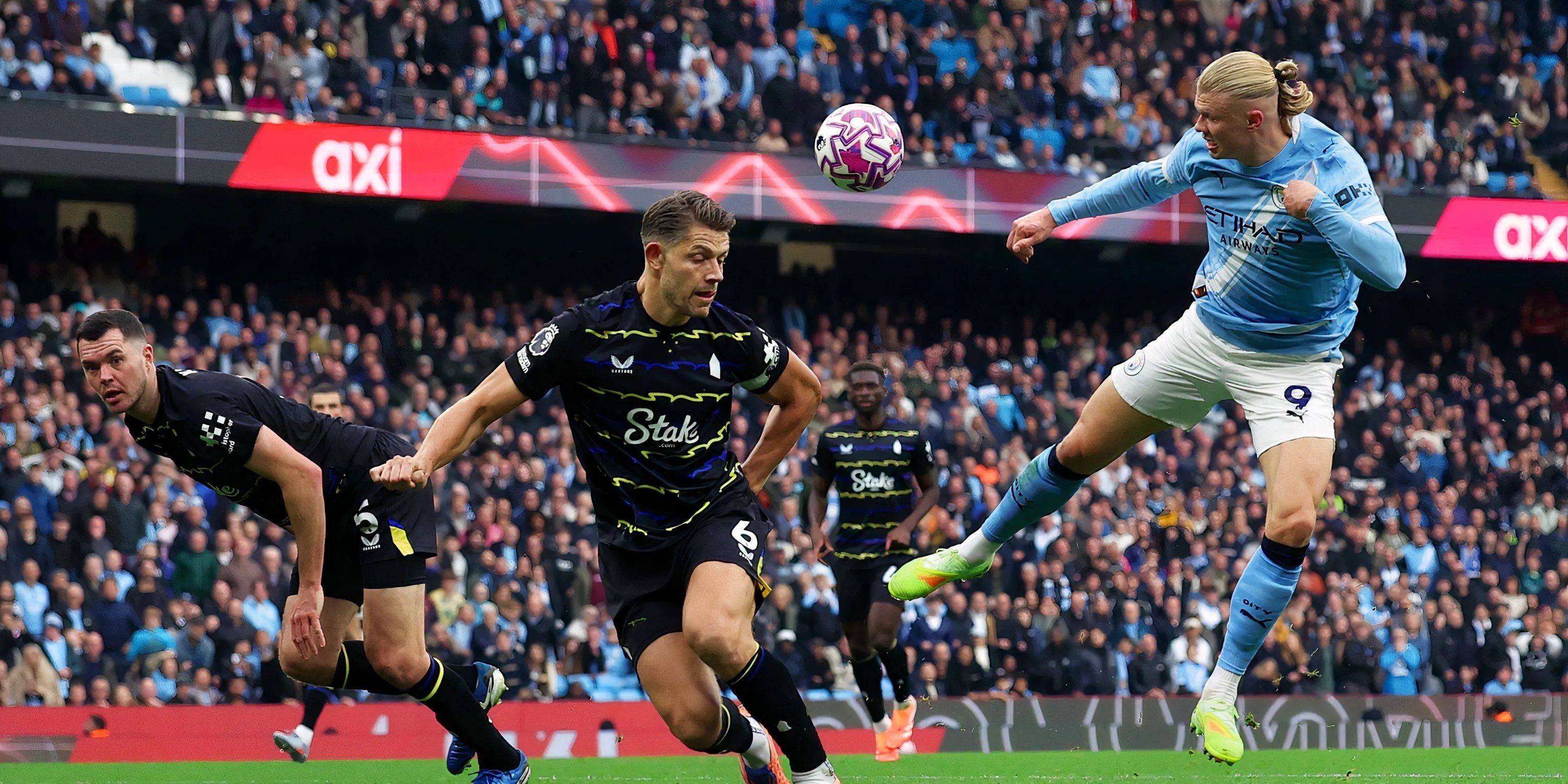 Erling Haaland ăn mừng bàn thắng