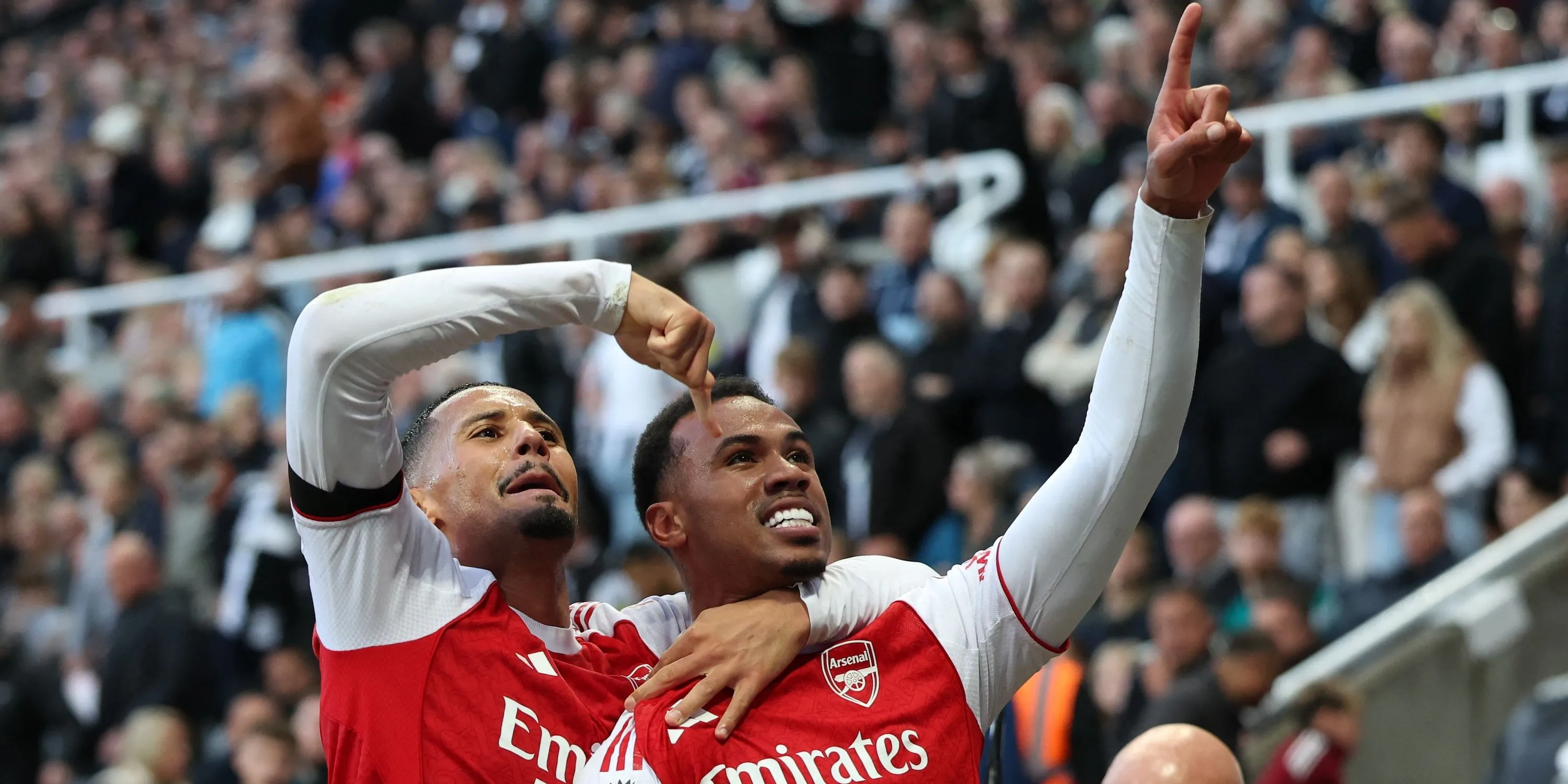 Gabriel ăn mừng cùng William Saliba sau bàn thắng — hình ảnh minh họa sự ăn ý nơi trung tâm hàng thủ Arsenal