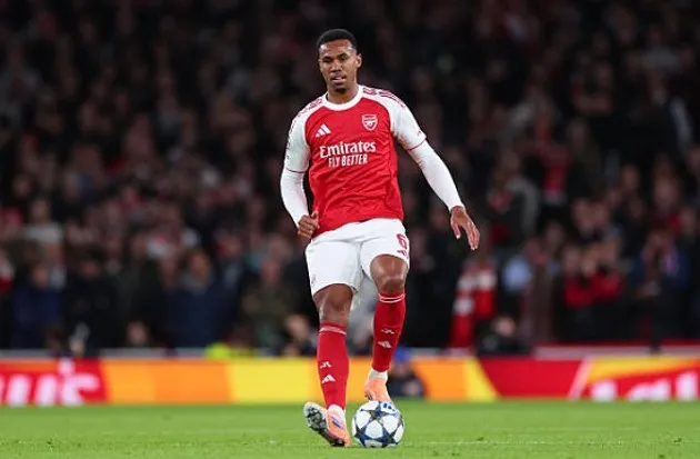 Gabriel Magalhaes rời sân sau va chạm ở trận Atletico, lo ngại chấn thương cho Arsenal