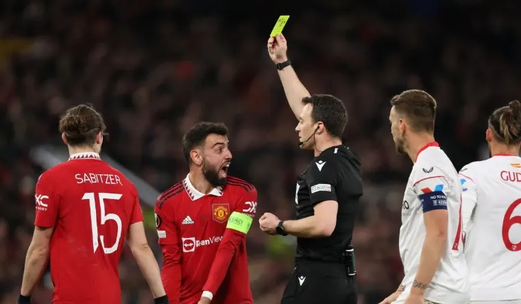 Hành vi phản ứng thái quá với quyết định trọng tài có thể dẫn đến thẻ vàng