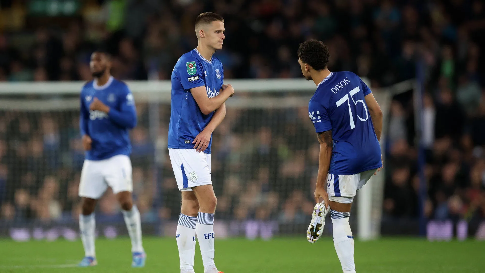 Harrison Armstrong trong màu áo Preston North End đang thi đấu trên sân cỏ với quả bóng trong chân