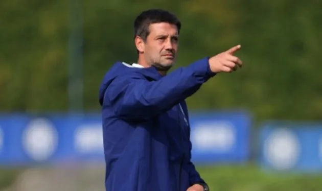 HLV Chivu nở nụ cười trong phòng họp báo Appiano Gentile, ủng hộ việc cho đội nghỉ ngơi trước trận Napoli