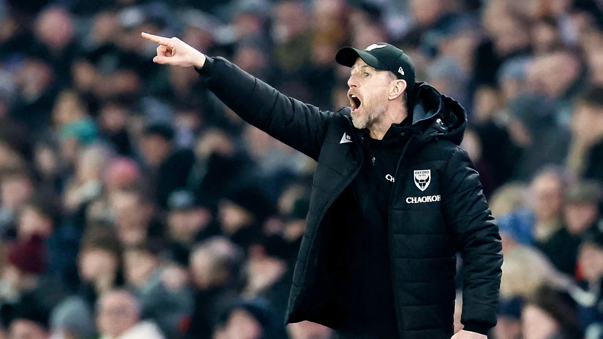 HLV Gary Rowett của Oxford United đang chỉ trỏ đầy căng thẳng trong trận đấu Hạng Nhất Anh, phản ánh sự gay gắt trên sân.