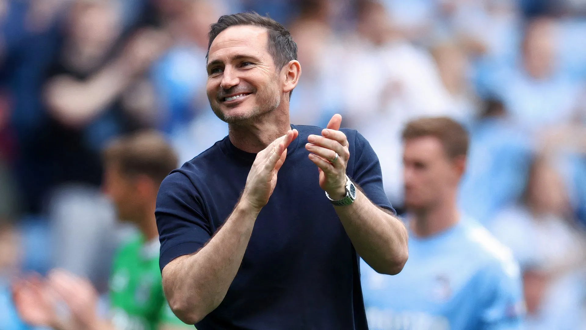 Huấn luyện viên Frank Lampard đứng bên đường biên chỉ đạo trận đấu với vẻ mặt điềm tĩnh
