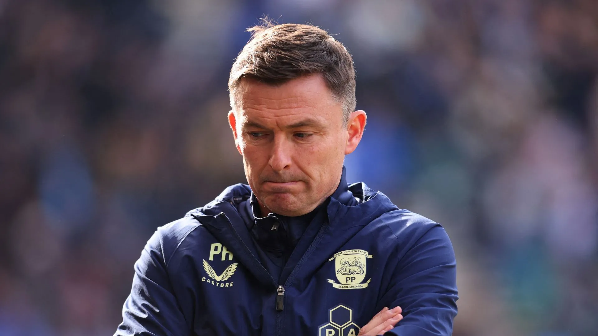 Huấn luyện viên Paul Heckingbottom của Preston North End đứng bên đường biên với vẻ mặt suy tư
