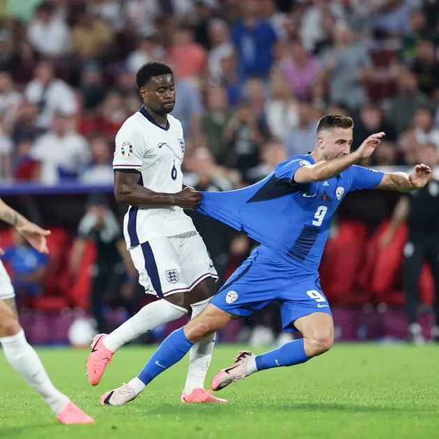 Kéo áo là một trong những lỗi phòng ngự thường gặp và dễ dẫn tới đá phạt trực tiếp.