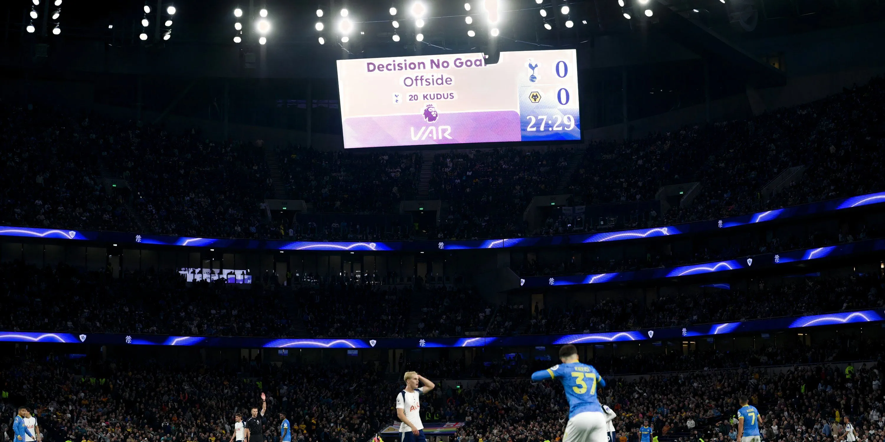 Khoảnh khắc VAR hủy bàn thắng của Wolves