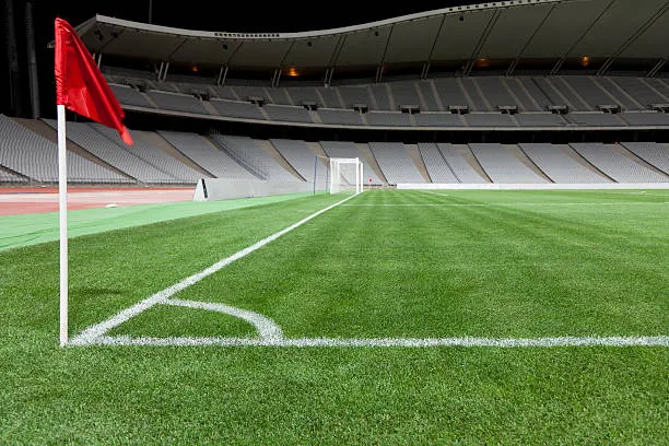 Khu vực phạt góc với cung tròn bán kính 1m, vị trí đặt bóng và chân cột cờ