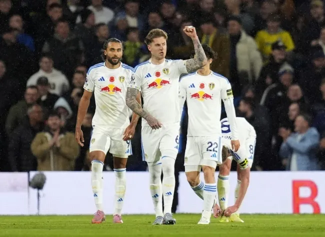 Leeds United ăn mừng chiến thắng 2-1 trước West Ham tại Elland Road