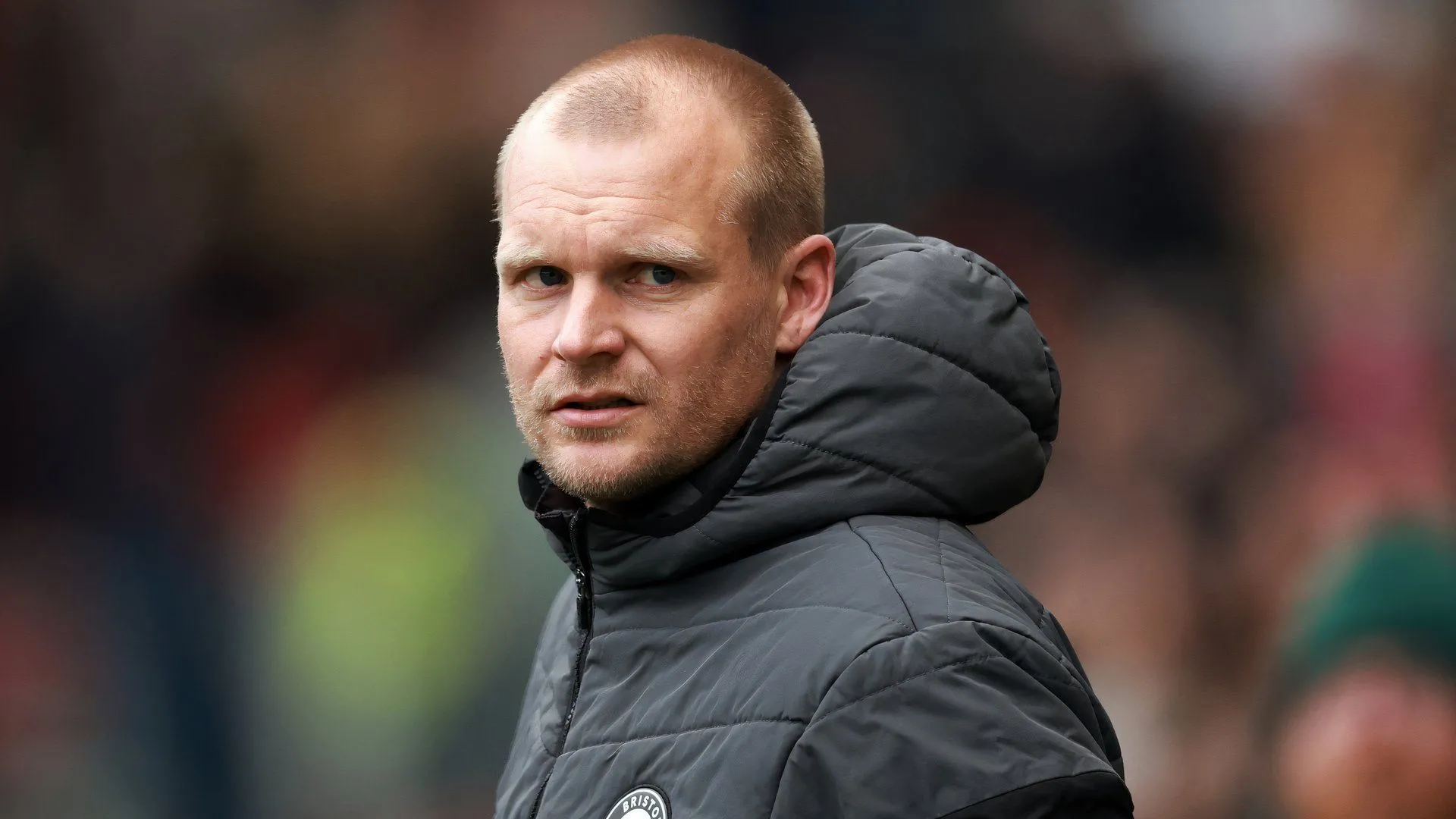 Liam Manning, HLV Norwich City, gánh chịu áp lực lớn trên con đường chinh phục Championship.