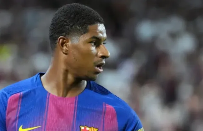 Marcus Rashford tập trung trước El Clasico tại Santiago Bernabeu, khoảnh khắc chuẩn bị cho trận đấu lớn.