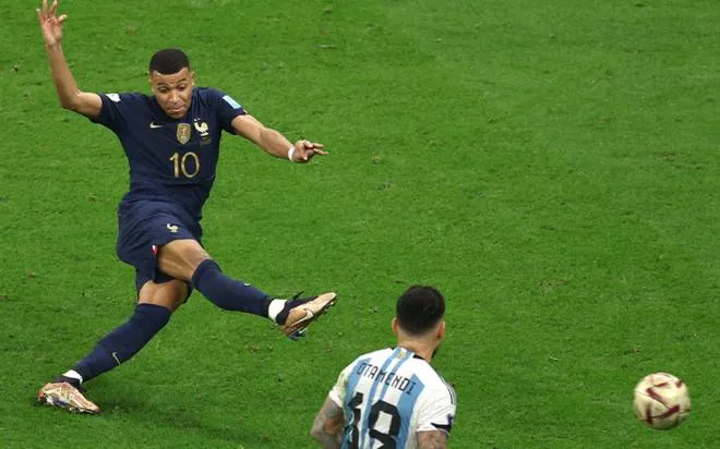 Mbappé ghi hat-trick giúp tuyển Pháp đưa trận đấu vào hiệp phụ ở World Cup