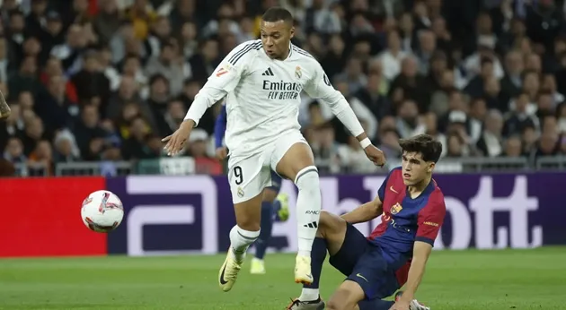 Mbappé uy hiếp hàng thủ Barca trong trận đấu lớn