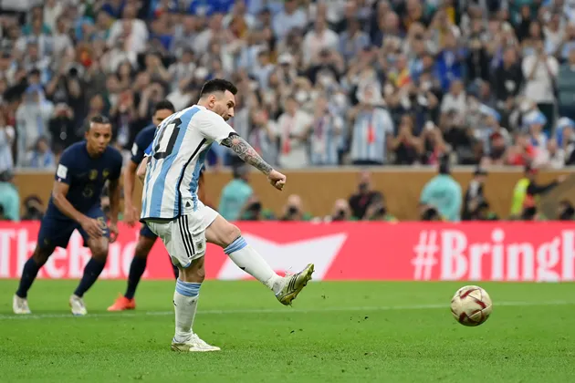 Messi mở tỷ số từ chấm 11m trong chung kết World Cup, minh họa cho tầm ảnh hưởng của penalty trong tỷ lệ kèo và dự đoán.
