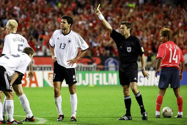 Michael Ballack nhận thẻ vàng và bị treo giò ở World Cup 2002, minh họa cho hệ quả của một chiếc thẻ