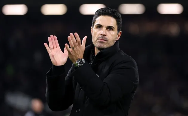 Mikel Arteta quan sát trận đấu, thể hiện sự tự hào về hàng thủ Arsenal tại Emirates