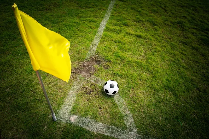 Minh họa kích thước phạt góc 1m và cột cờ cao 1.5m trên sân tiêu chuẩn