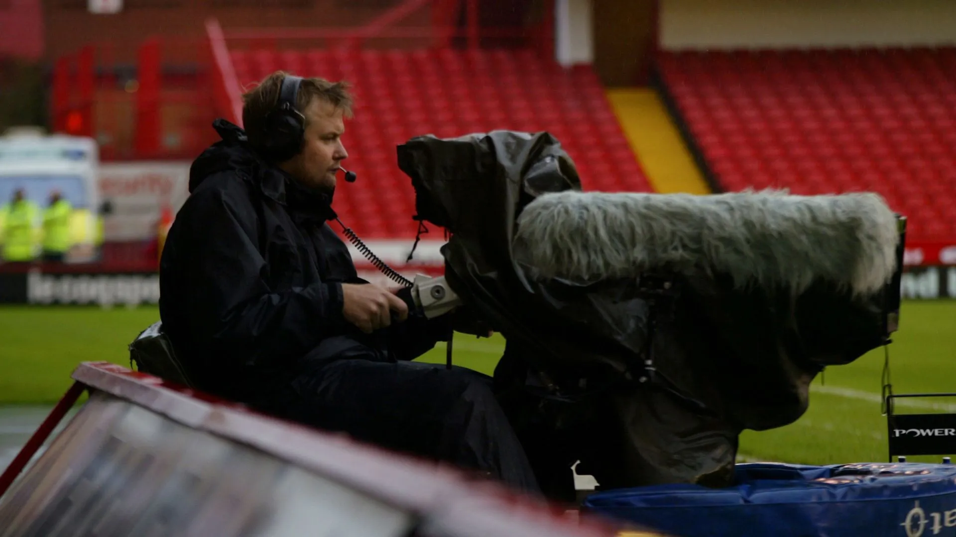 Một camera truyền hình khác đang quay cận cảnh hành động trên sân bóng