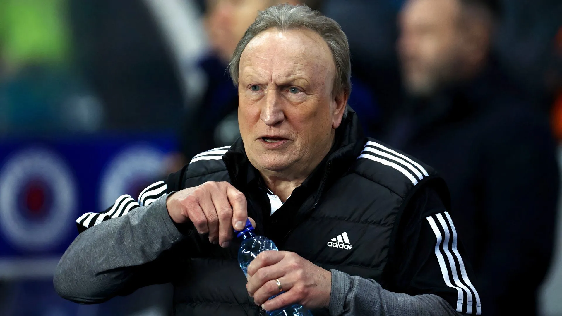 Neil Warnock, HLV kỳ cựu bóng đá Anh, lặng lẽ theo dõi tình hình các đội Championship.