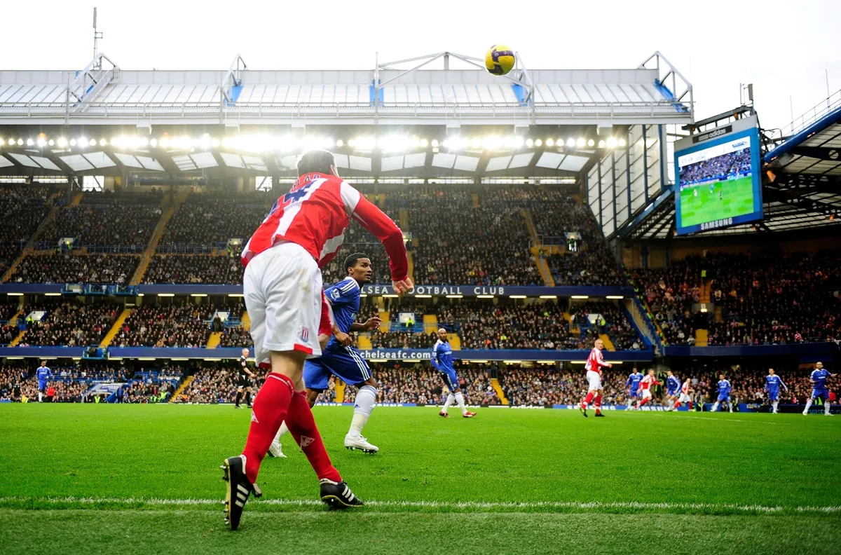 Ném biên là một phần kỹ thuật không thể thiếu trong lối chơi 11 người, ảnh hưởng tới diễn biến trận đấu.