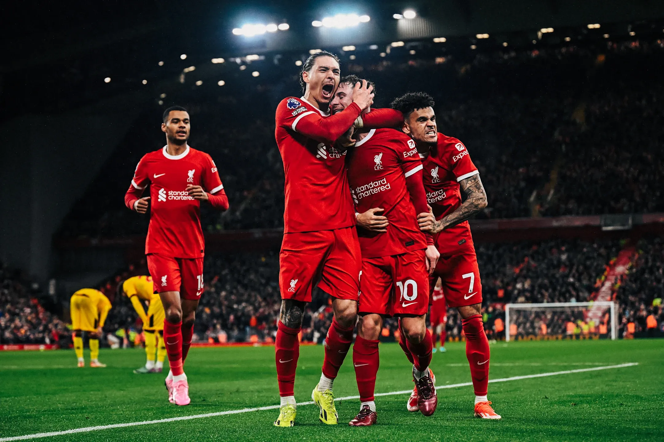 Những thương vụ ngày càng phức tạp hơn vì cuộc chiến trên những trang hợp đồng