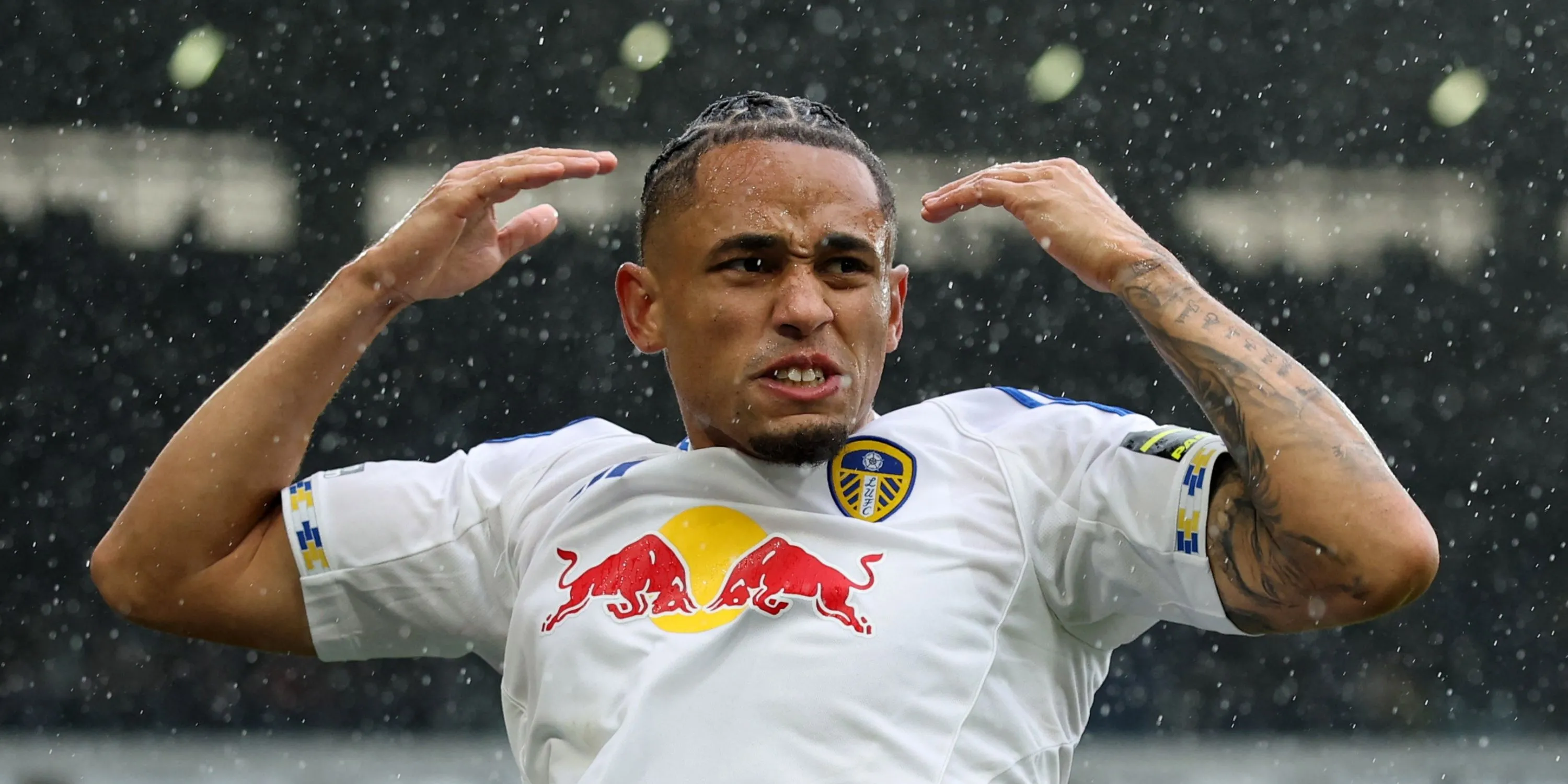 Noah Okafor lao xuống, biểu tượng của Leeds mùa mới