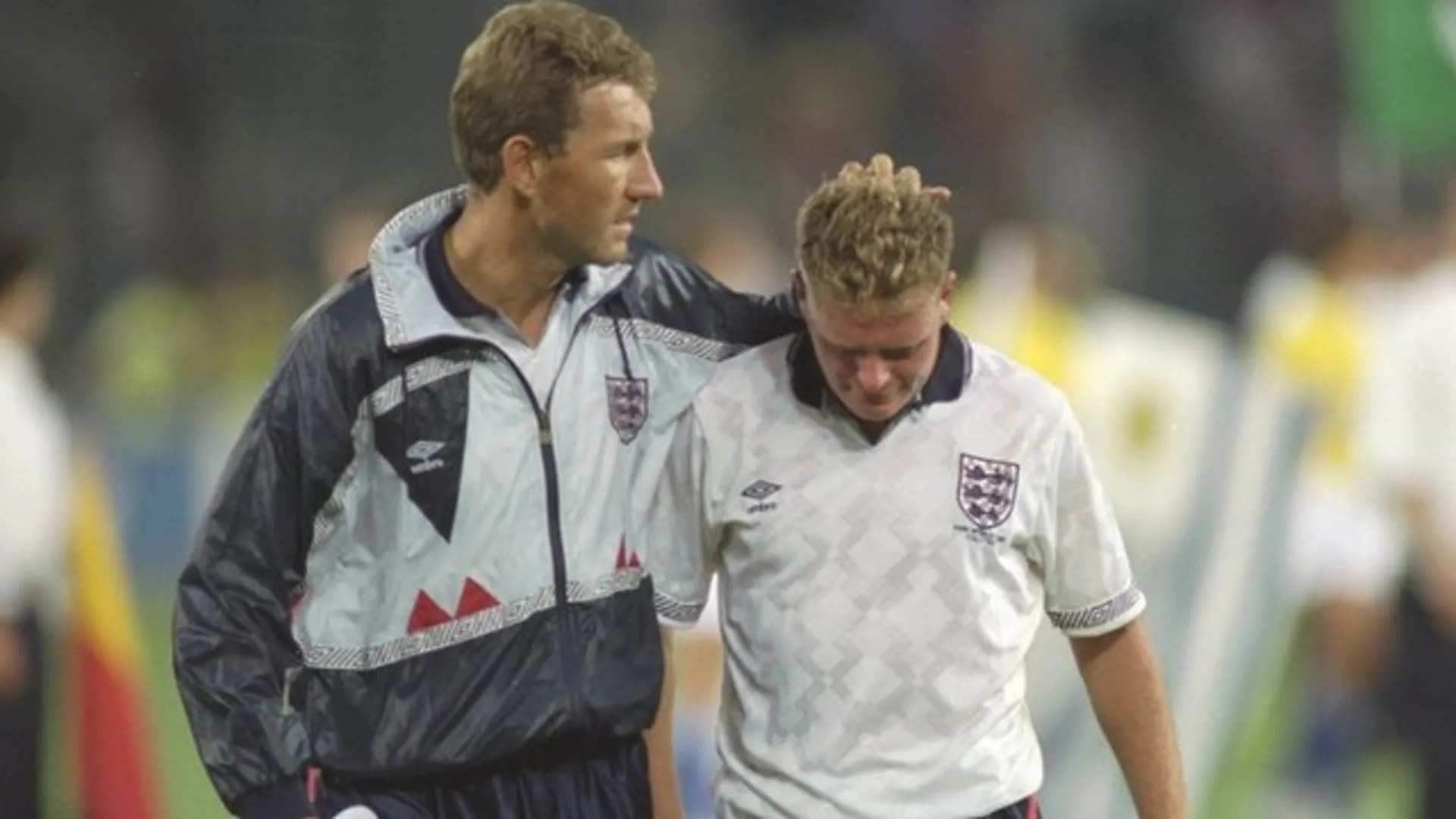 Paul Gascoigne rơm rớm sau khi nhận thẻ vàng ở World Cup 1990, hình ảnh biểu tượng cho sức nặng của thẻ