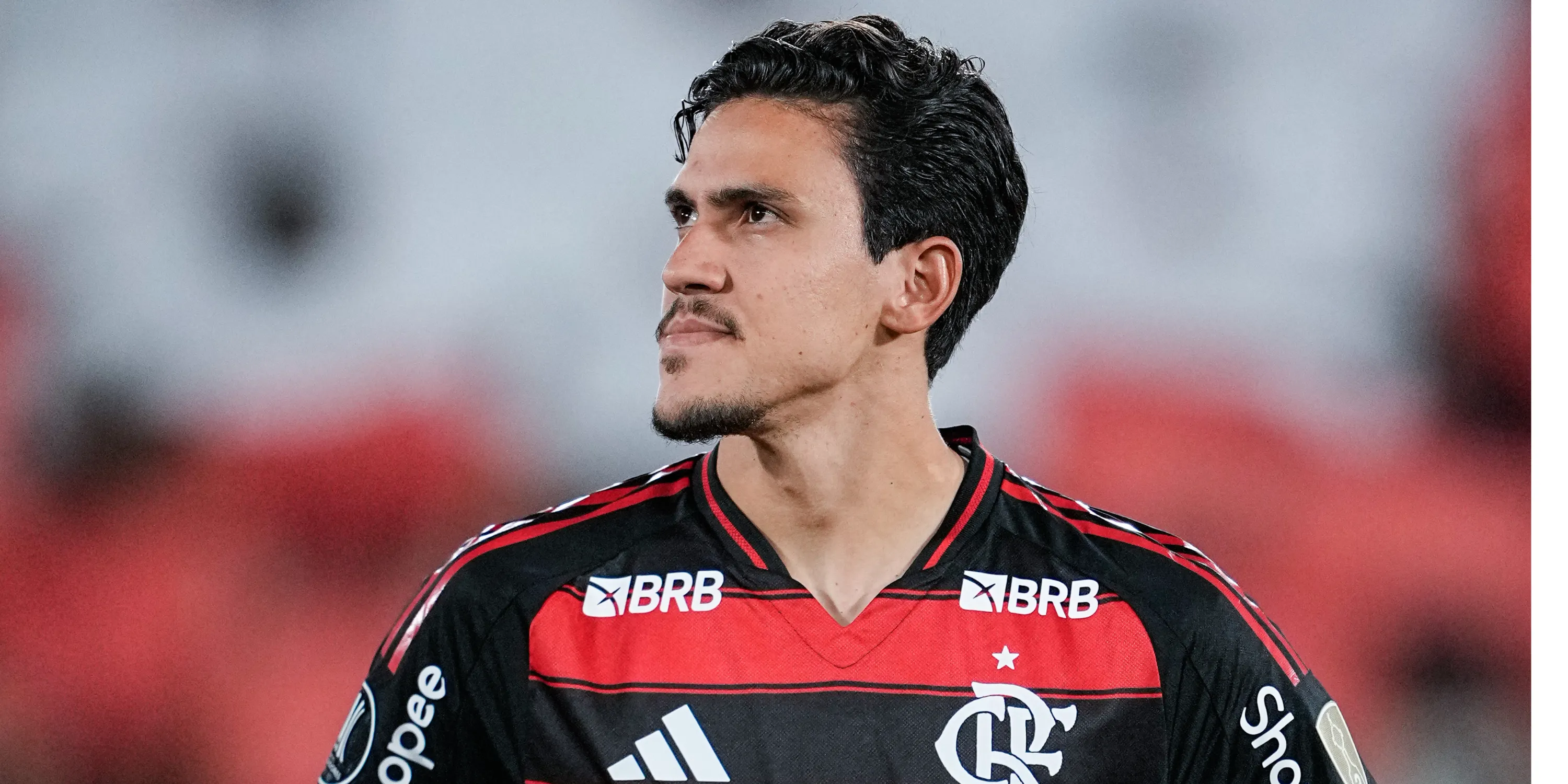 Pedro của Flamengo trong một pha dứt điểm đầy quyết tâm trên sân cỏ