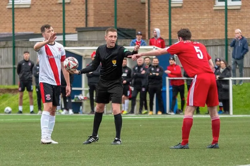 Pha drop ball gây tranh cãi trong trận Nottingham Forest vs Liverpool, ảnh minh họa tình huống trọng tài thả bóng khi đội đang kiểm soát bóng.