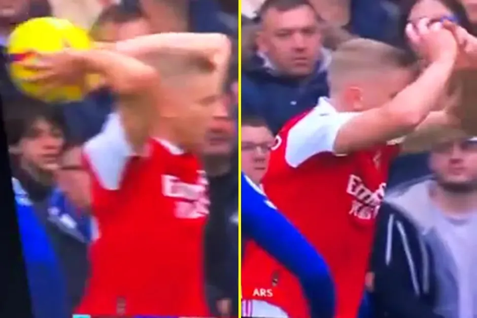 Pha ném biên trượt tay dẫn tới tình huống bị thổi phạt trong trận đấu Ngoại hạng Anh.