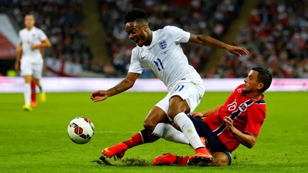 Pha xoạc bóng việt vị hoặc phạm lỗi trong vòng cấm thường dẫn đến phạt đền; hình ảnh nhấn mạnh yếu tố lỗi và vị trí trong soi kèo.