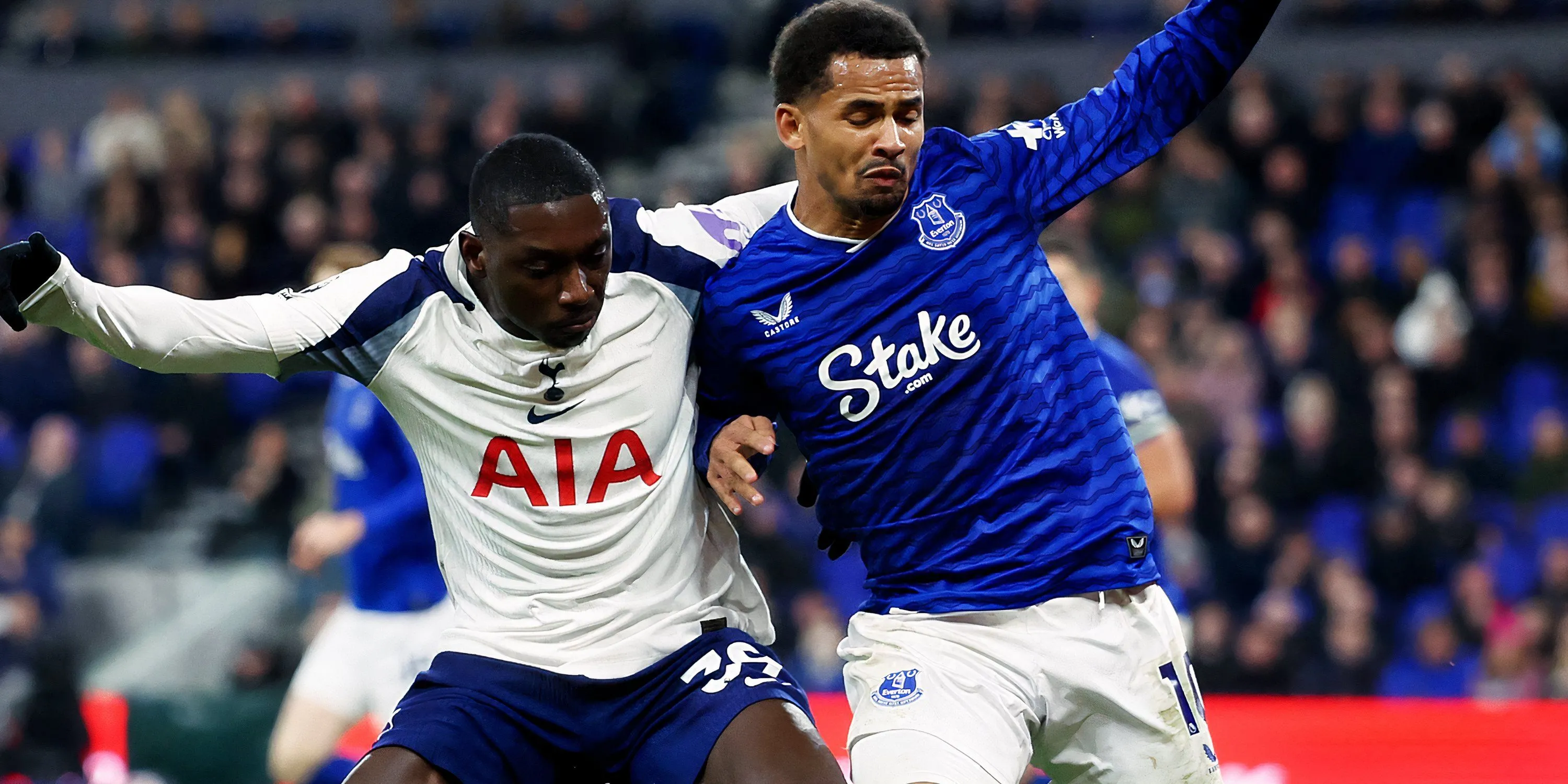 Randal Kolo Muani trong màu áo Tottenham, thể hiện kỹ năng dứt điểm