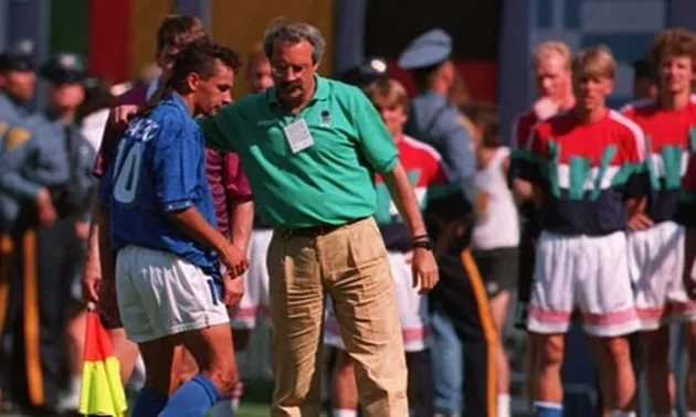 Roberto Baggio thất vọng khi bị thay ra ở World Cup 1994 — minh họa tính nhạy cảm của quyết định thay người.