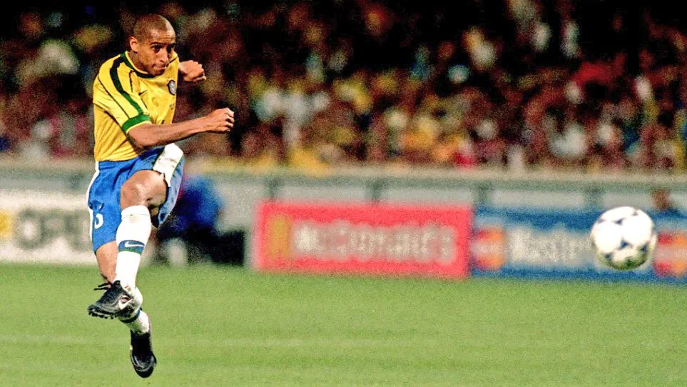Roberto Carlos thực hiện cú sút phạt trực tiếp kinh điển, bóng uốn vào lưới Pháp
