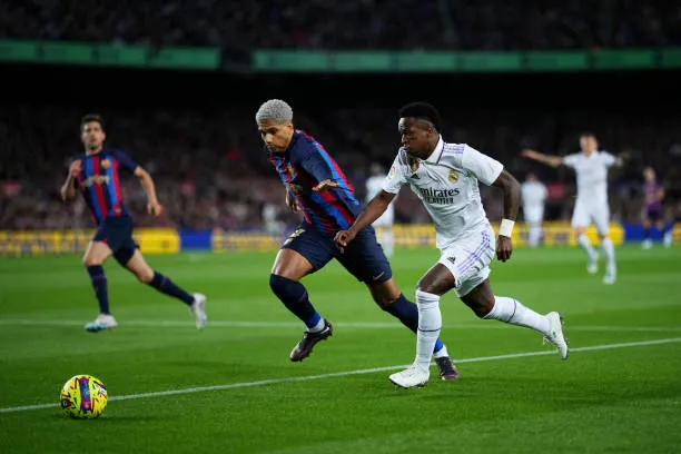 Ronald Araujo đối mặt Vinicius trên sân - hậu vệ Barcelona chống đỡ tiền đạo Real trong El Clasico