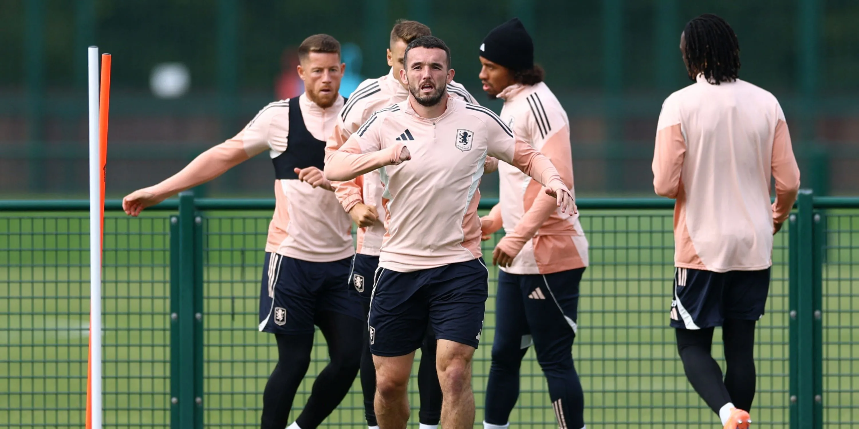 Ross Barkley trong màu áo Aston Villa, ứng viên mượn cho Leeds ở kỳ chuyển nhượng tháng Giêng