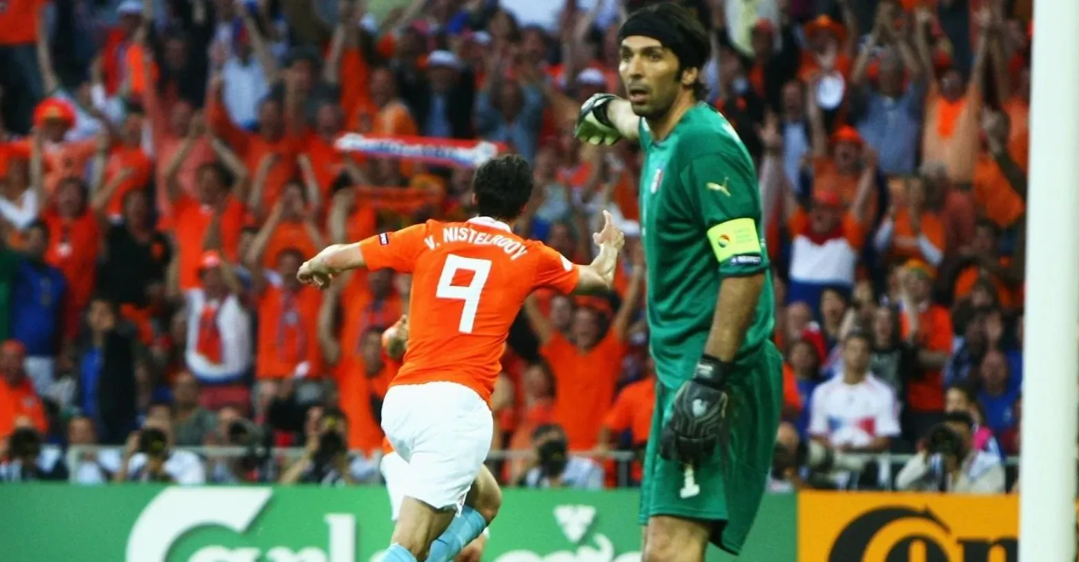 Ruud van Nistelrooy trong pha ghi bàn gây tranh cãi tại EURO 2008 khi hậu vệ đối phương nằm ngoài sân