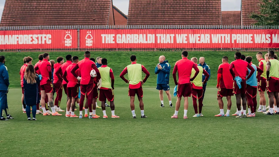 Sean Dyche Nhậm Chức Quản Lý Nottingham Forest: Khởi Đầu Mới Với Mục Tiêu Tái Thiết